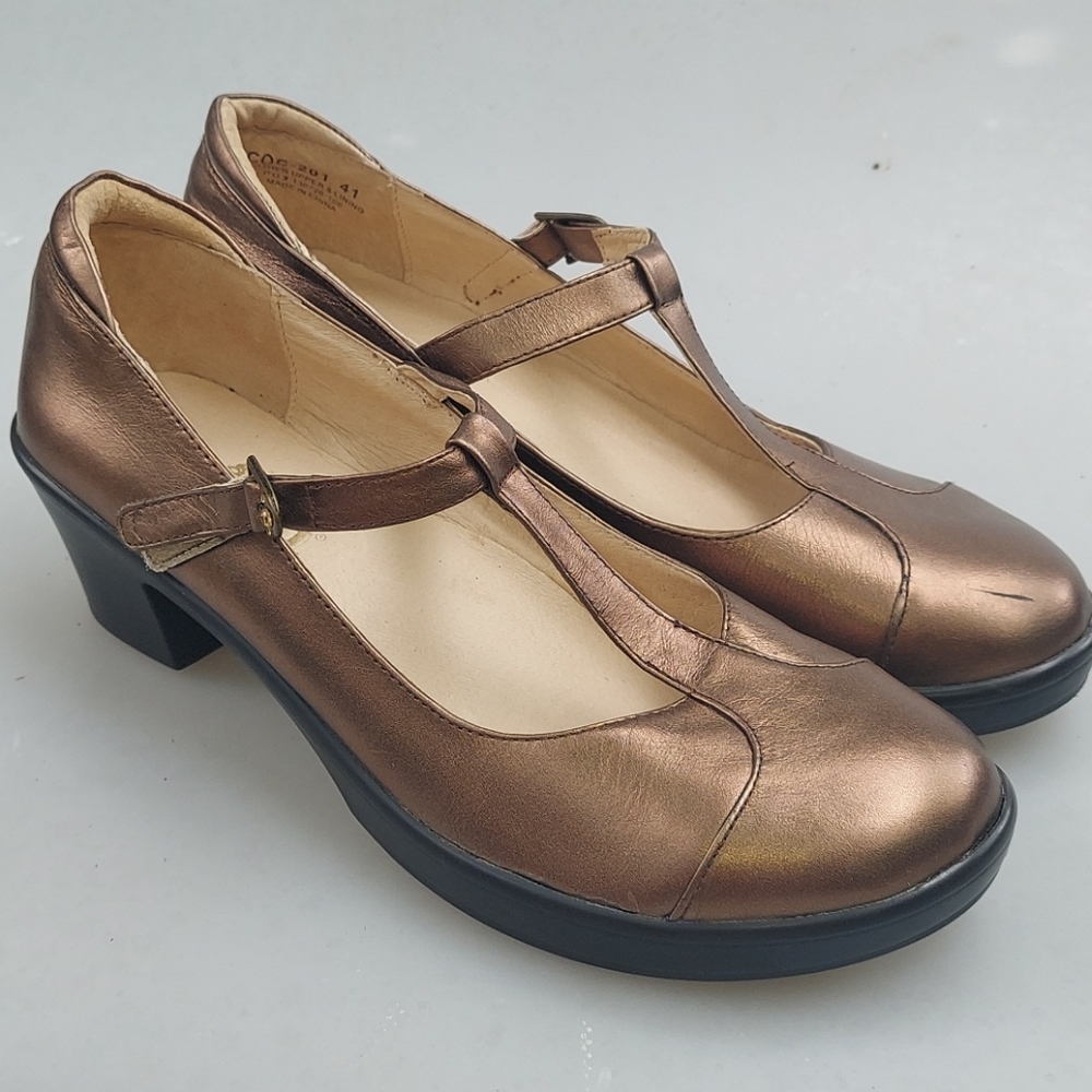 Alegria gold velcro close shoes